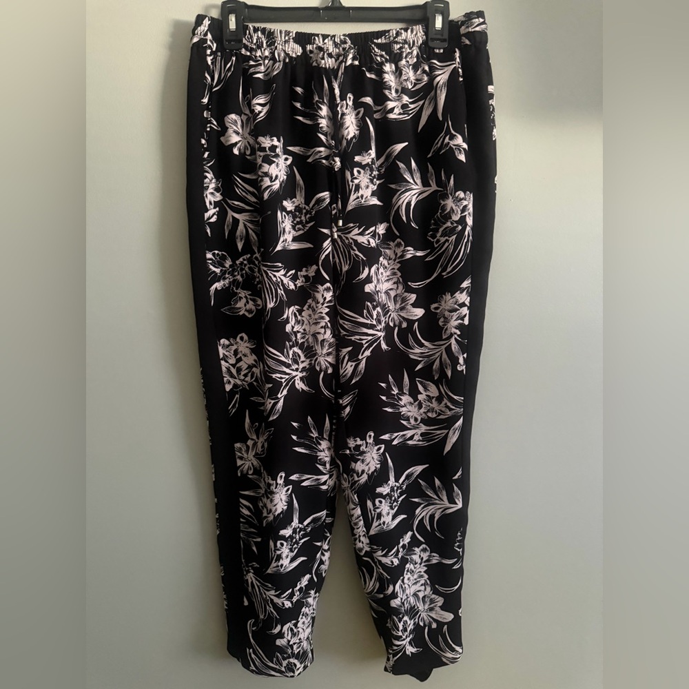 White House Black Market Black and Ivory Floral Tropical ankle pants size L